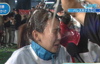 女子アナ受難の日・宮澤智アナがぶっかけられて顔面ベタベタ、服もびしょびしょ　画像62枚
