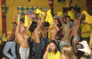【衝撃画像】W杯会場でおっぱいを丸出しにしたブラジル美女ｗｗｗｗ　画像14枚